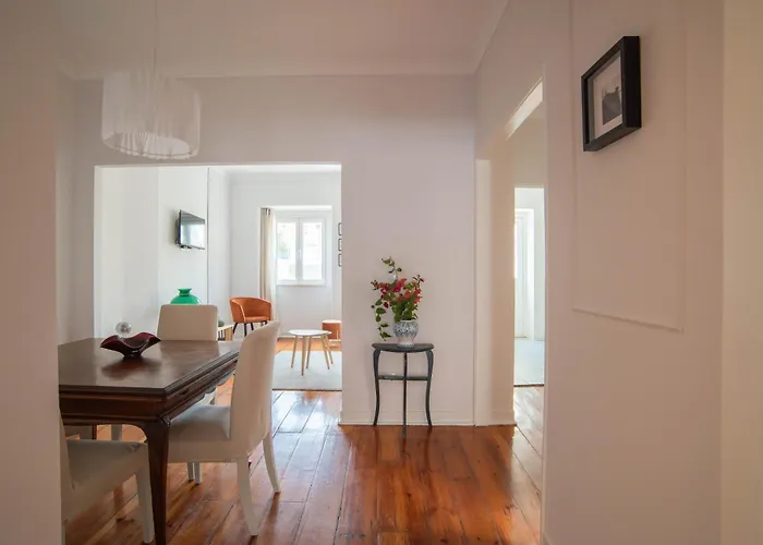 Sunny 3-bedroom Sao Bento 리스본