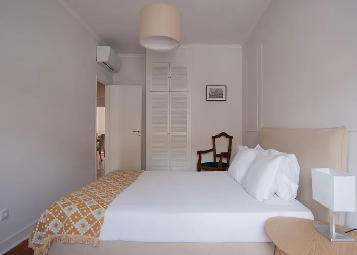 Sunny 3-bedroom Sao Bento Lägenhet Lisboa