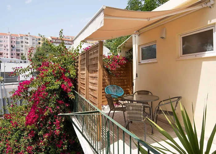 Sunny 3-bedroom Sao Bento Lisbon